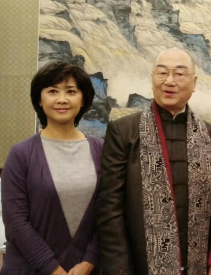 与“女儿国国王”朱琳同框的，是八十年代科幻片《珊瑚岛上的死光》的男主角。彼时，他