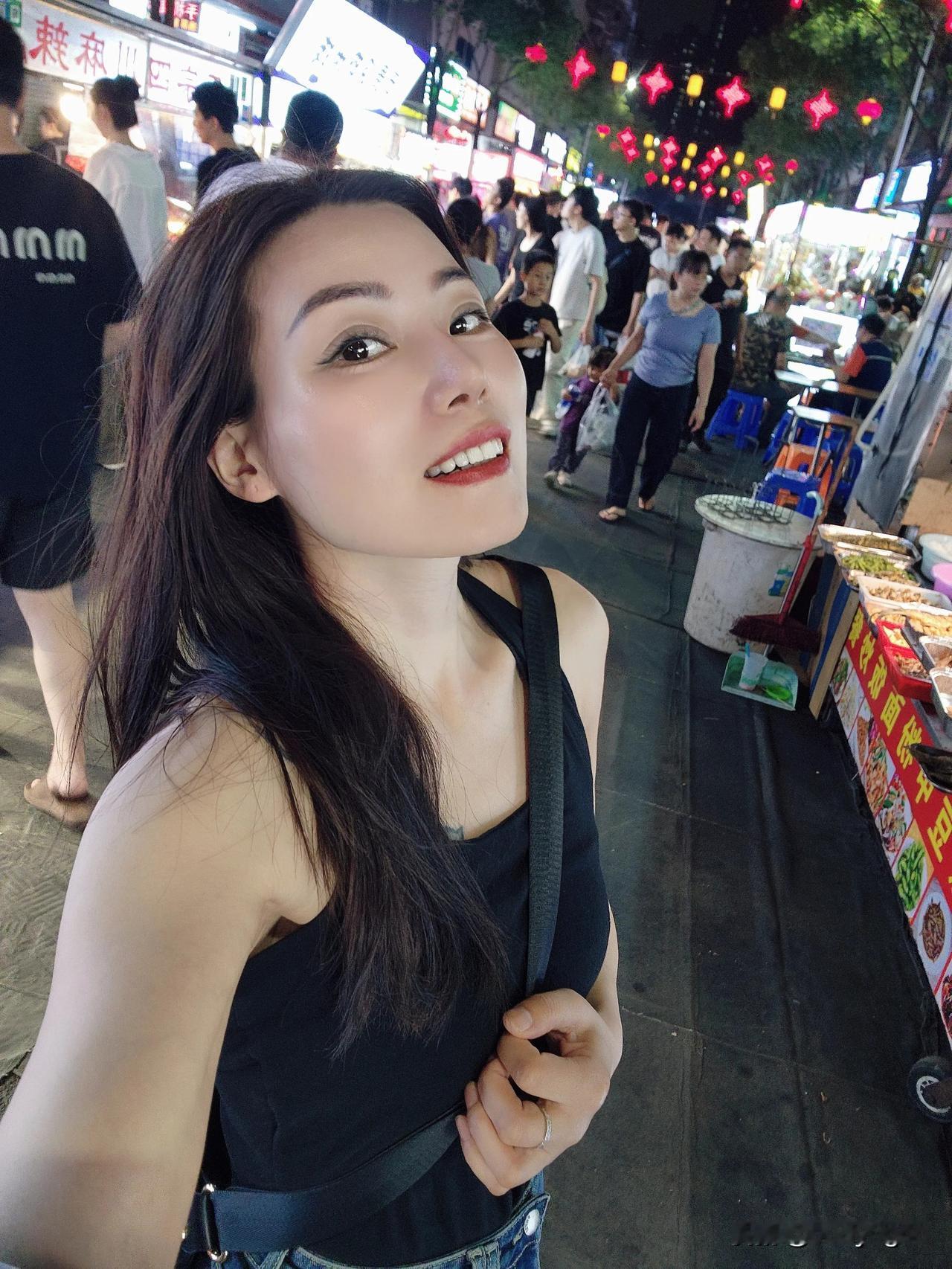 打卡美食街，吃货的世界美食不可辜负喔！随性洒脱风一样的女人 这是一种不会输给年龄