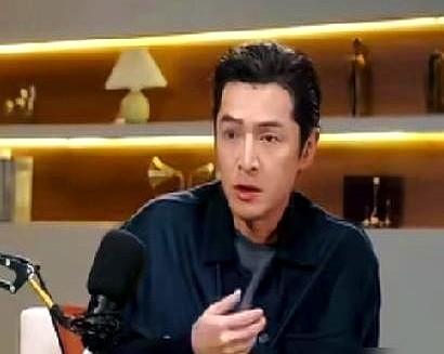 胡歌最近上鲁豫的节目，说自己事业家庭平衡得一塌糊涂。

他女儿小茉莉两岁时跟着去