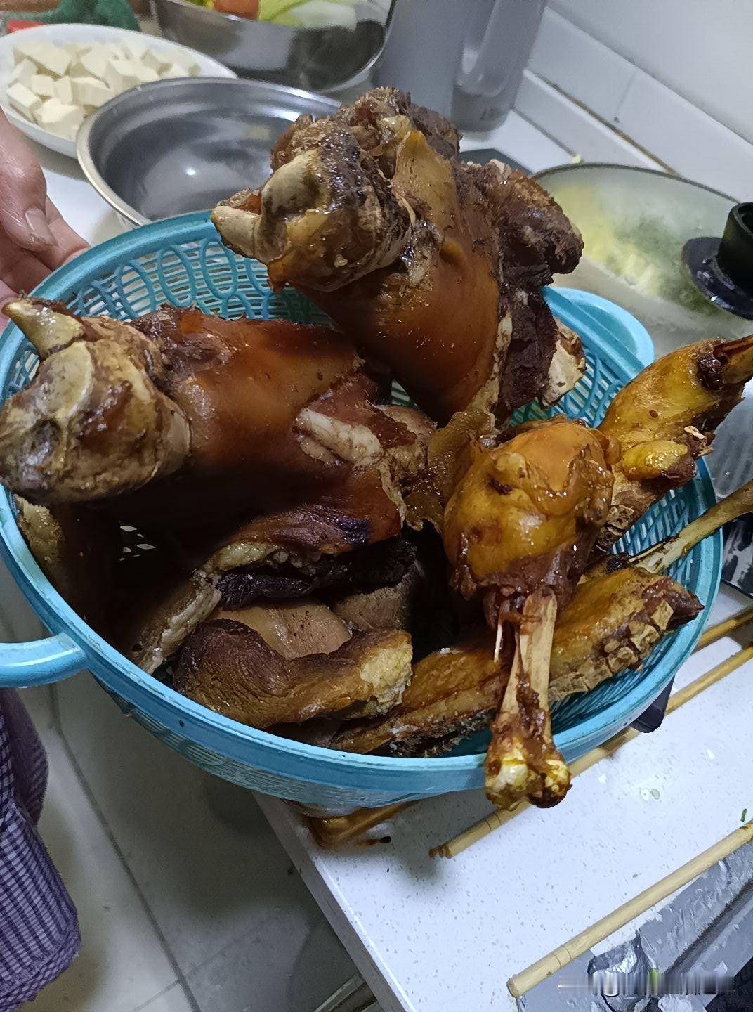 要不是手机上显示着“腊月二十九”
我差点以为今天不是除夕夜
跟平常没两样
一早妈