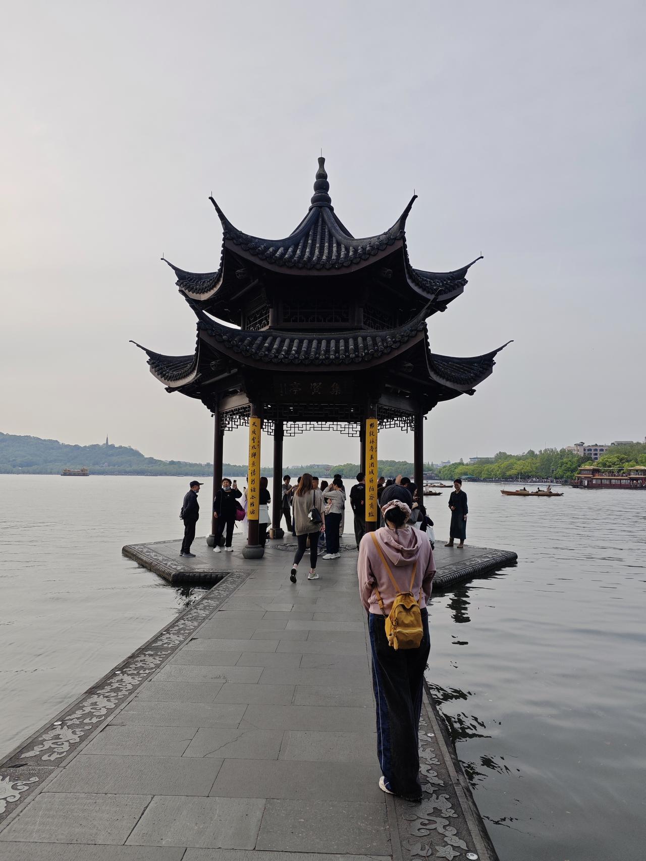 我的今日状态：😁轻松愉快
我这里的天气：🌧下雨

杭州有句老话，晴西湖不如雨
