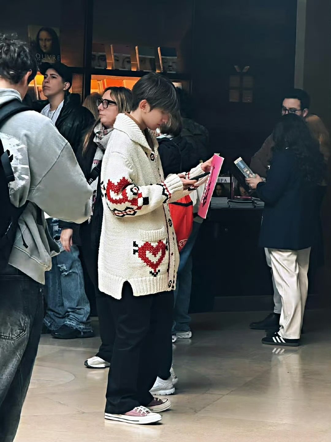 网友巴黎偶遇王源王源去罗浮宫了哇哦哦哦王源 ​​​