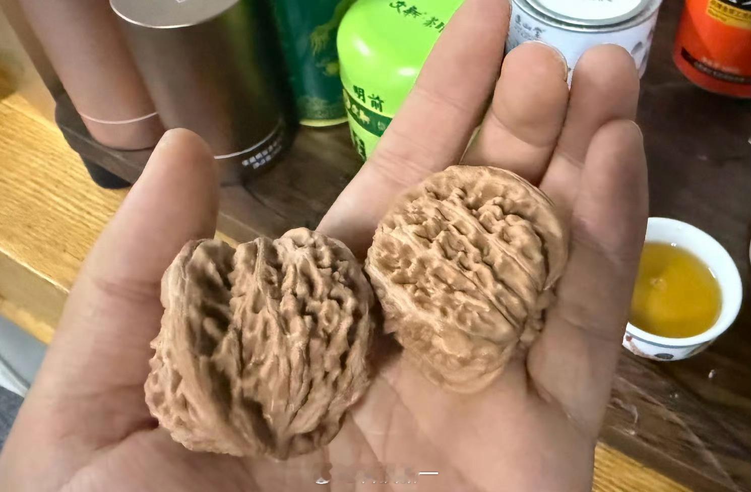 图一是我一年前买的核桃，图二是这一年被我盘的。小时候我最讨厌盘核桃这种油腻行为，