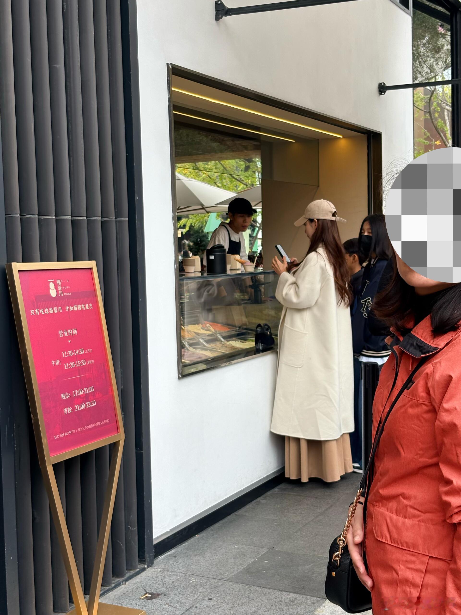 马筱梅带两个孩子成都逛街马筱梅带两个孩子逛街 真不错，玩得开心 ​​​