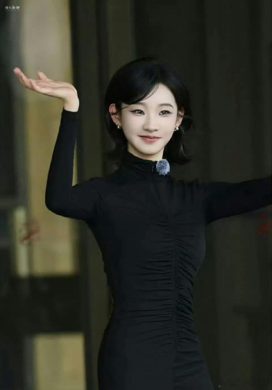 张艺凡这个综艺造型吧像自己不像人物只是换了衣服的感觉。。。 ​​​