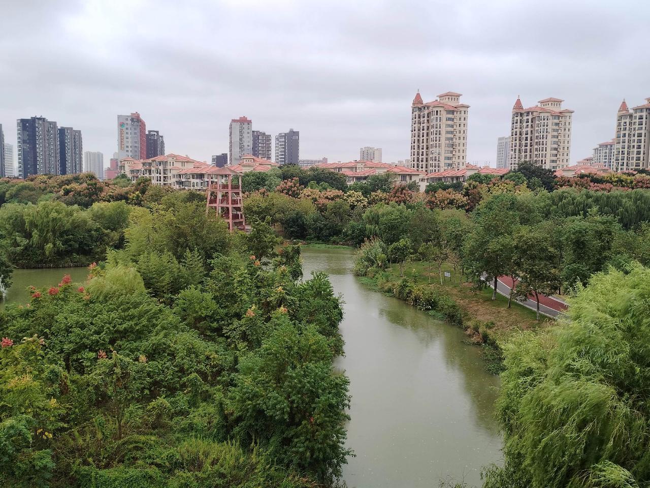 深秋的南昌，天高云淡，阳光褪去了盛夏的炽烈，变得温煦而明亮。信步于城东的一处公园