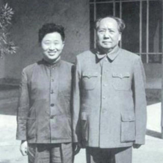 1976年9月9日，一男子在得知毛主席去世后，拿着剪刀就直冲毛主席的房间，来到毛