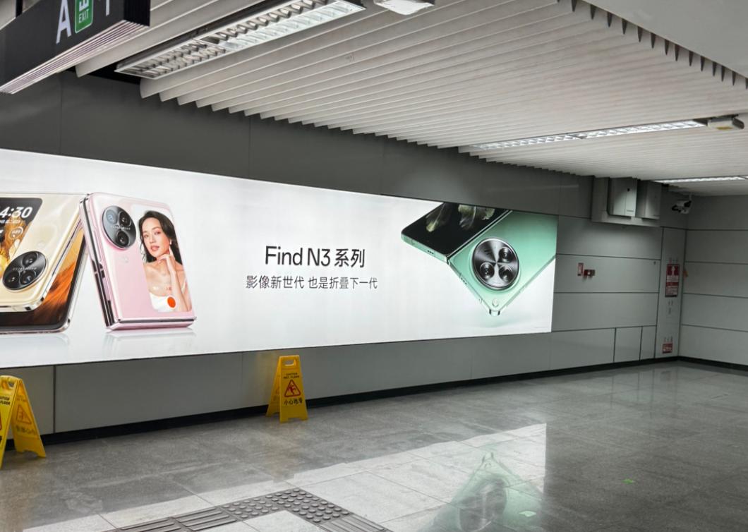 周末出去玩，发现OPPO的广告牌已经换新了Find N3，立马去店里体验了一下，