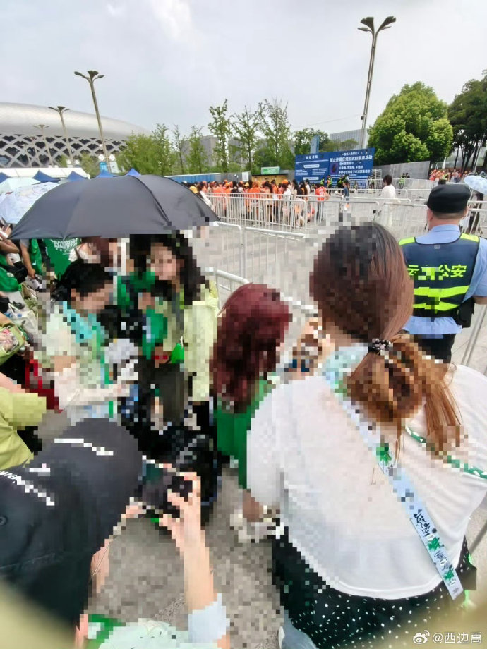 五个闸口都是张泽禹粉丝 现场氛围感直接拉满，中午时分场馆外就已经人头攒动，五个闸
