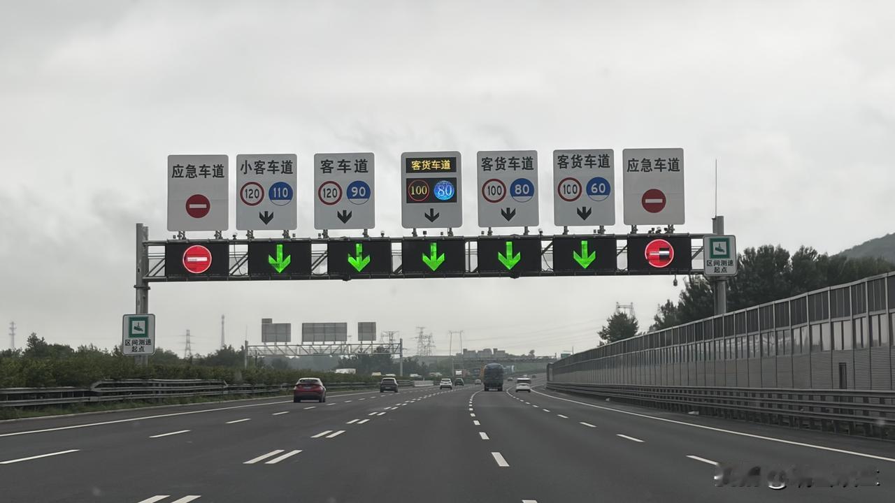 高速公路上，突遇倾盆大雨。


上午从河北唐山到辽宁省的盘锦市，全程430多公里