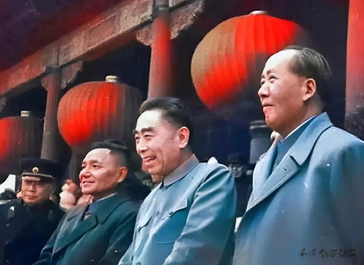一幅非常难得的老像片，
天安门上三位伟人同框。

仔细看，
最右侧，
还有一位穿