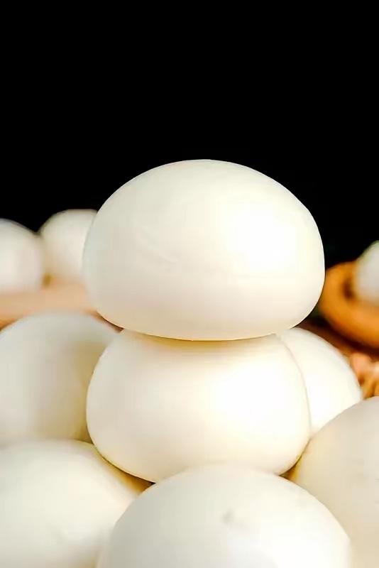 最近，老外好像被中国馒头给整不会了。
不是尝鲜吃一个，是冲进超市，拎起那种透明大