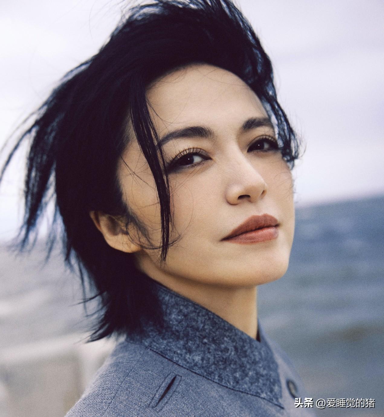 明眼人都看出来了，
姚晨离婚后晒海边自拍，
根本不是为了单纯分享日常，而是她真的