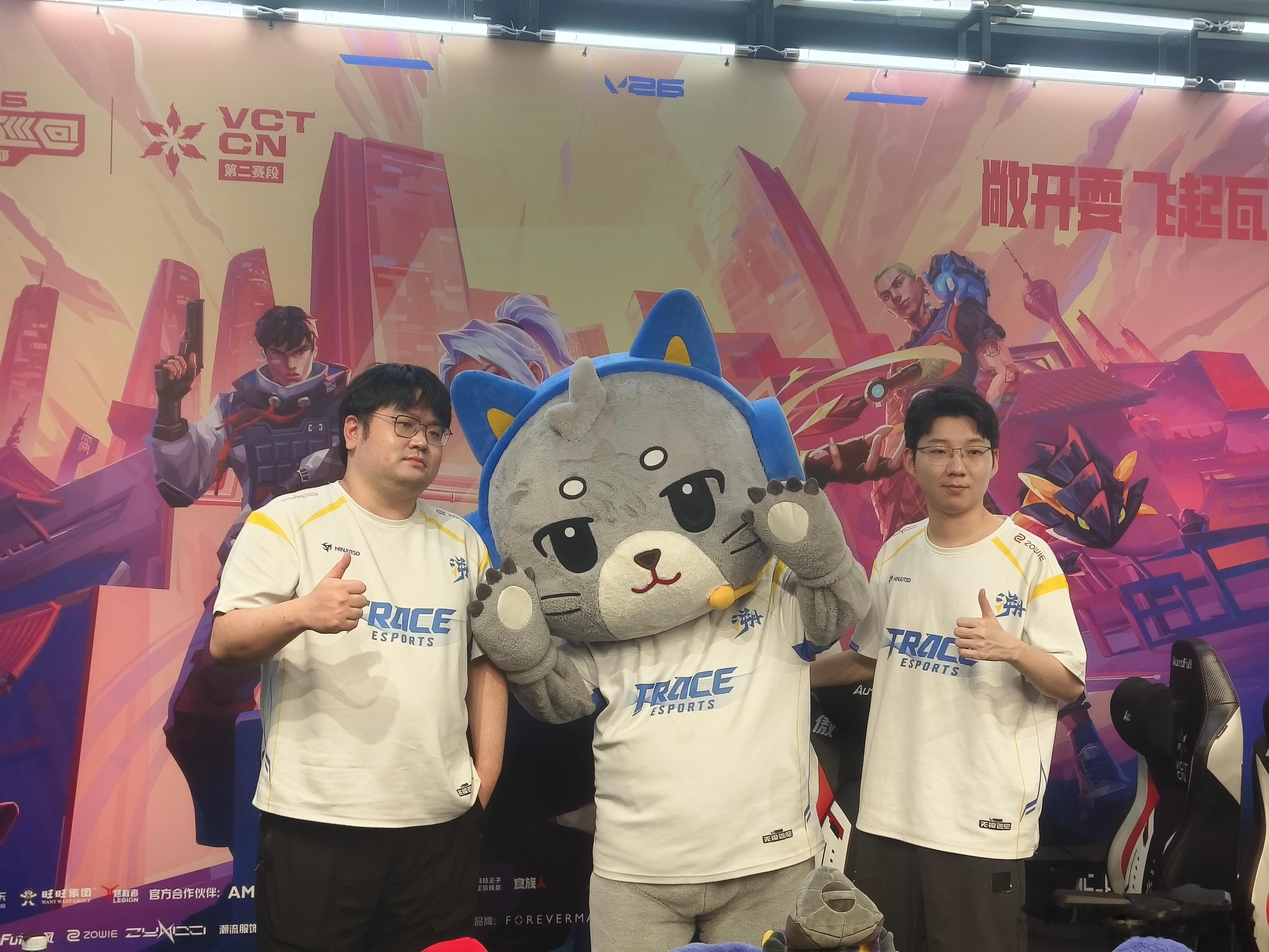 TE赛后群访结束合影特特来媒体间啦jdg排位赛对阵teTE排位赛战胜JDG202