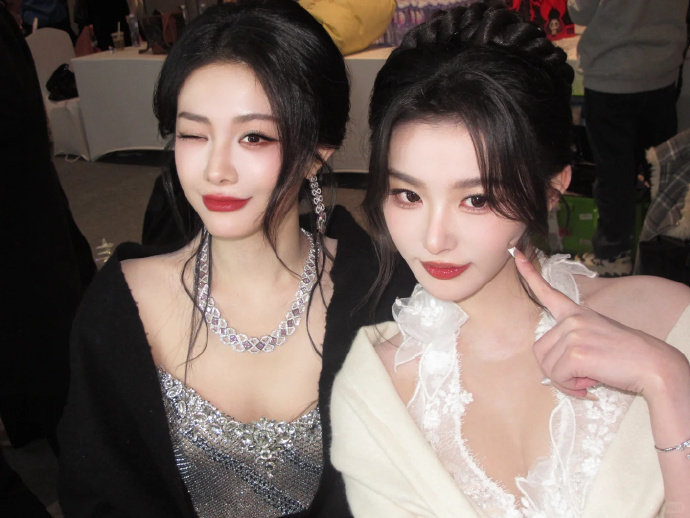 喻言孔雪儿最新合照 喻言孔雪儿最新合照，美萌啊~ 