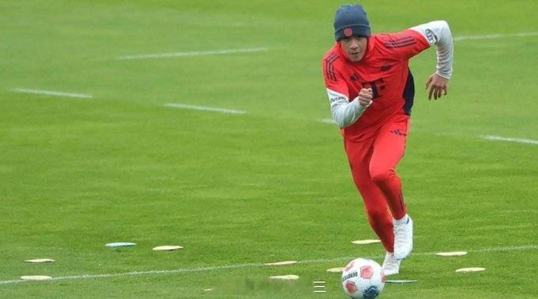 踢球者：穆西亚拉提前1天归队训练，重点加练体能据德国《踢球者》报道，拜仁慕尼黑的