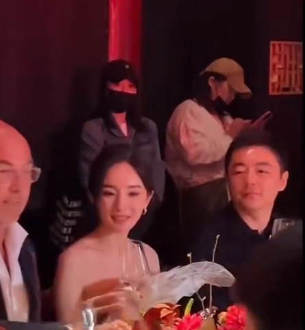 #晚宴上的杨幂#优雅又大方的杨幂，绝对是宴会上最亮眼的存在了。每次见他亮相都会惊