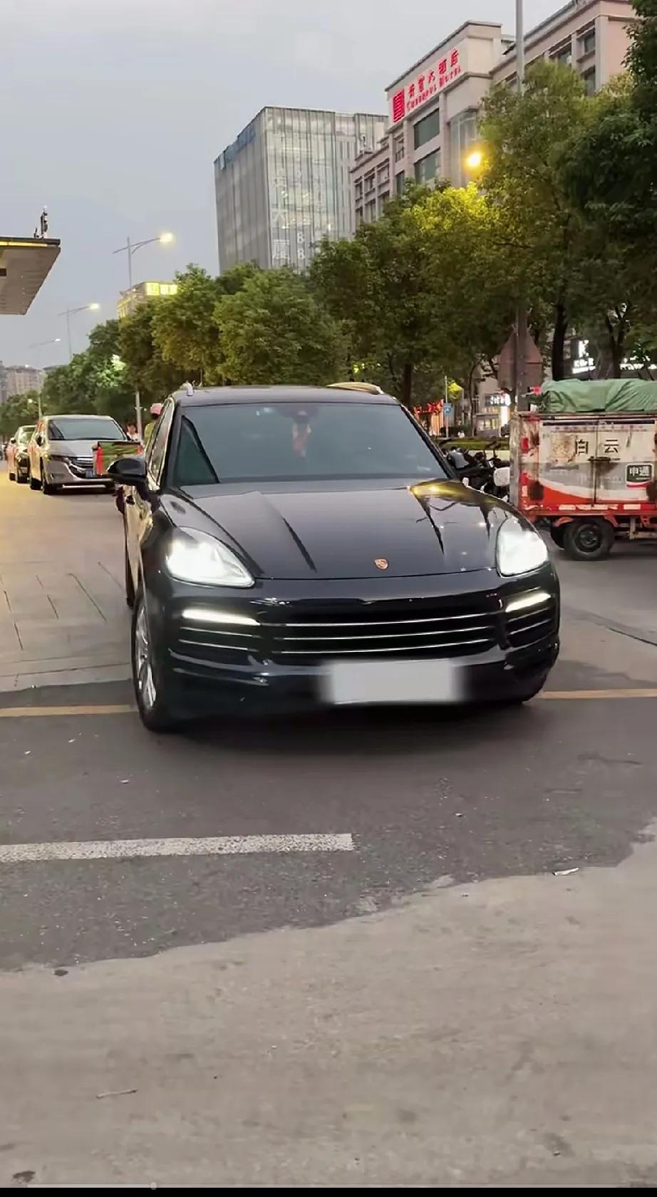 大双开着豪车去学校接喜梅的儿子。
学校门口摆满了豪车，大双说知道为什么我媳妇那么