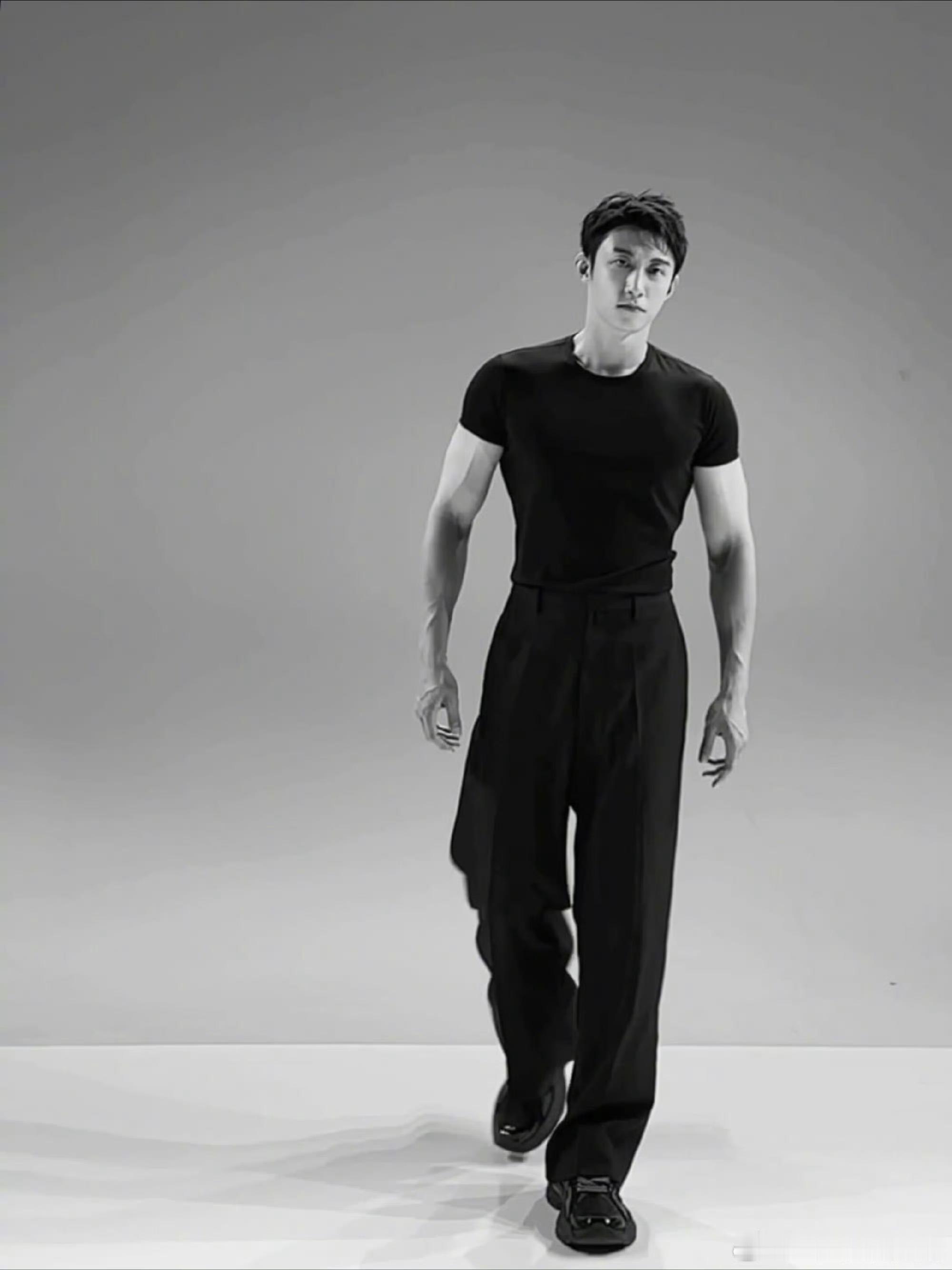 黄景瑜一秒白切黑黄景瑜这波白切黑真的鲨疯了！前一秒还是阳光温柔的大男孩，下一秒眼