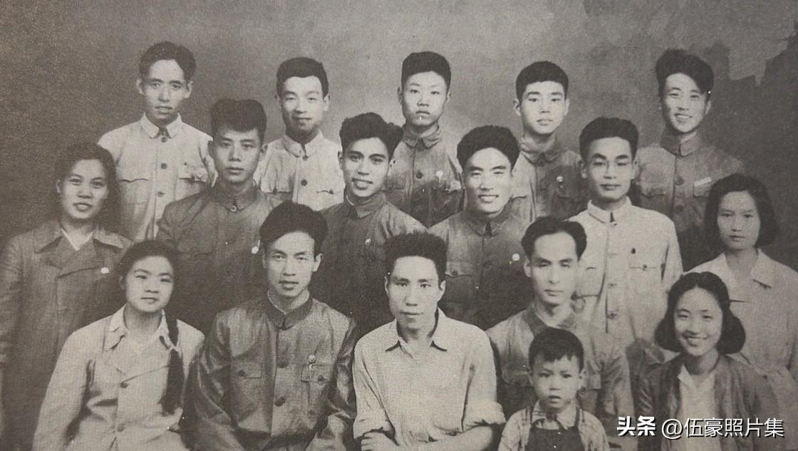 1952 年夏，中南作协《长江文艺》编辑合影。前排左起：李薇（女）、王黎拓、李季