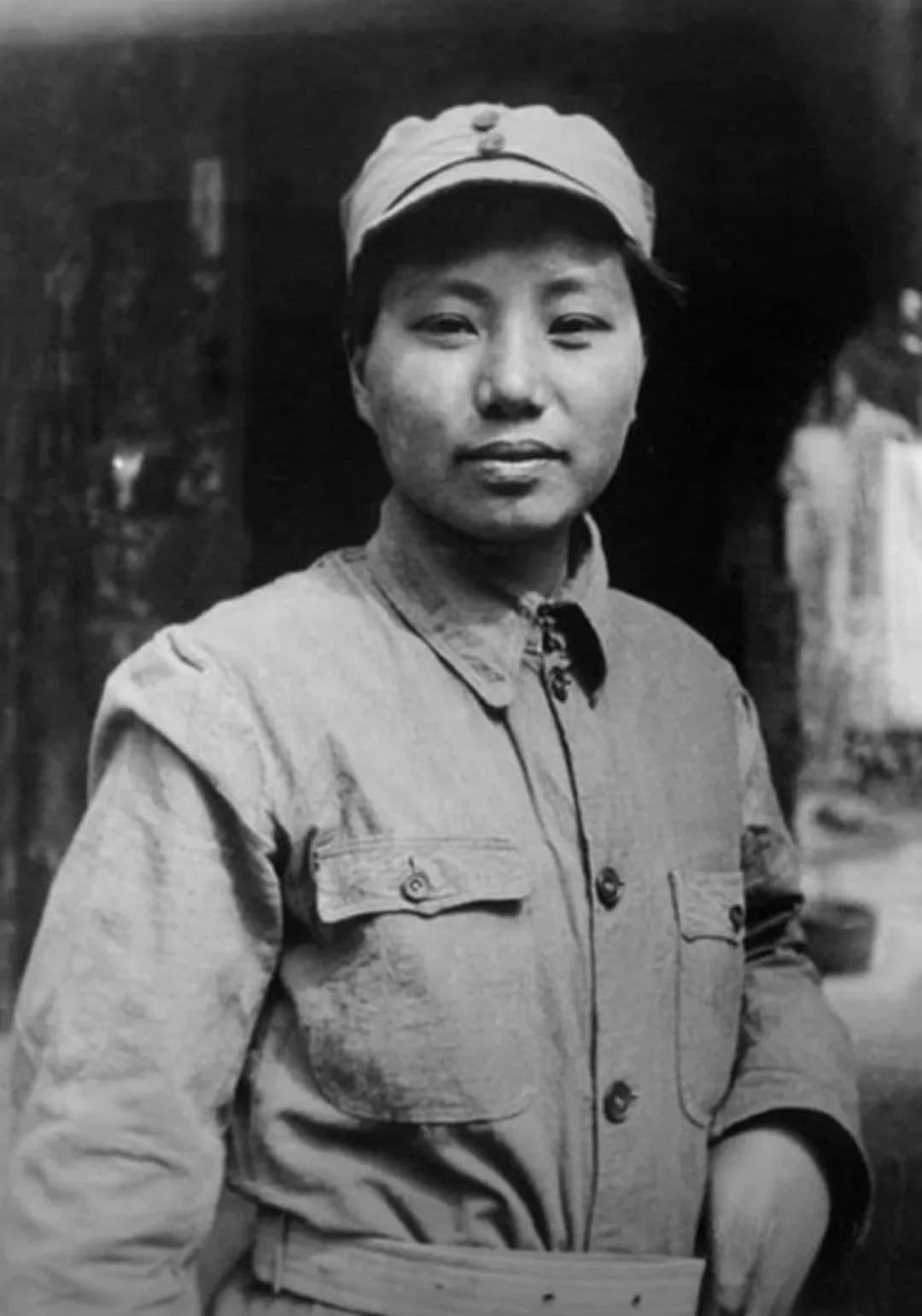 16岁女红军被活埋，黄土埋到胸口，她一滴泪没掉。千钧一发，一匹快马冲来，马上的人