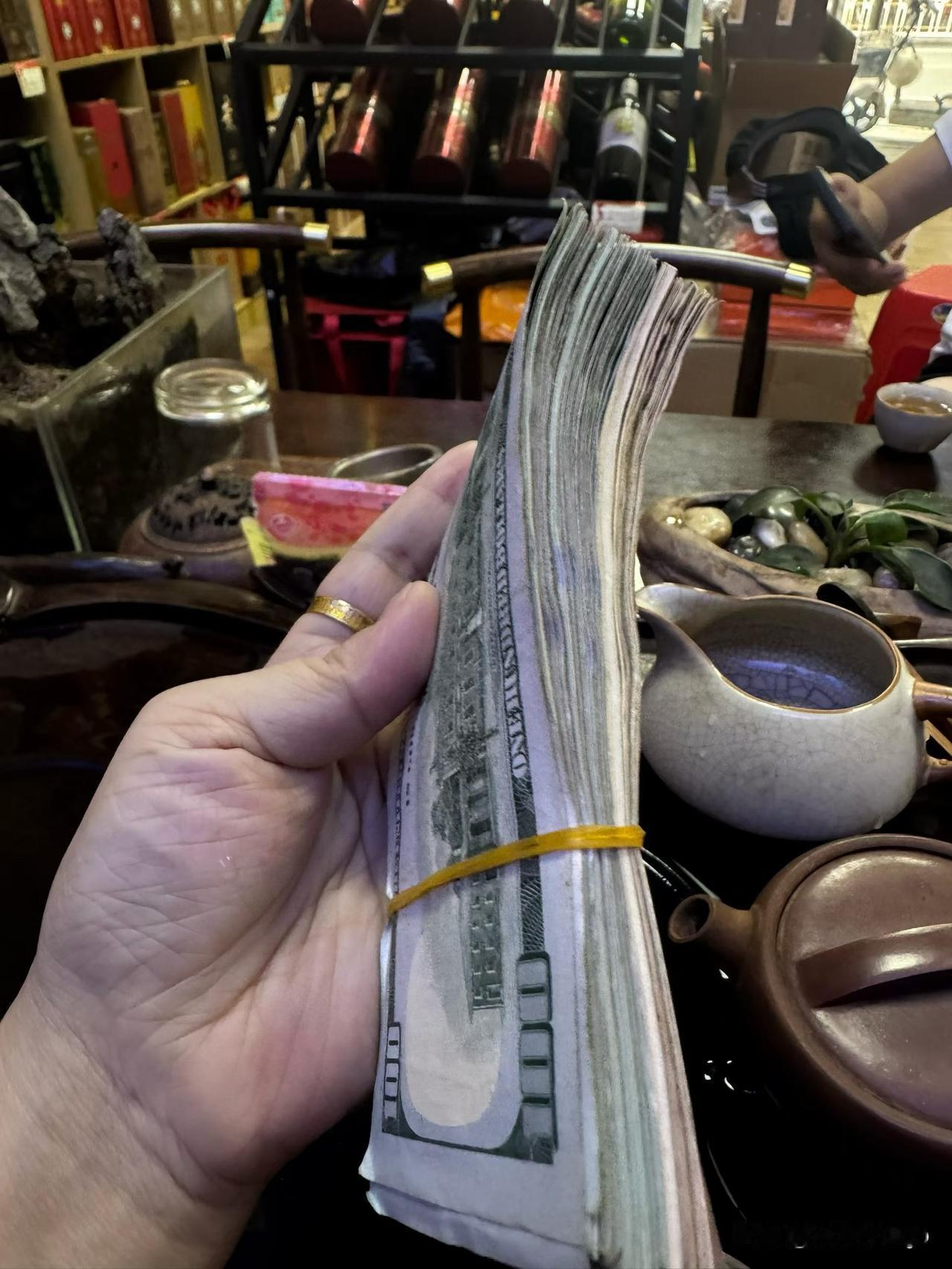 普通人家攒足30万，心态的起伏真的像坐过山车似的。
早先半分积蓄都没有，说裸辞就