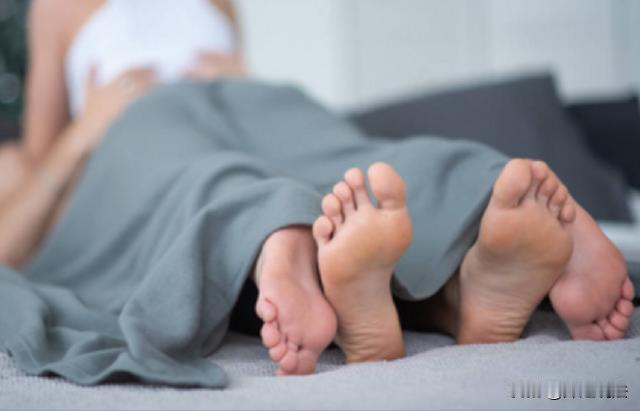 河南，男子大半夜的约了个女子出来玩，俩人说去酒店开房。见面后男子说愿意给女子10