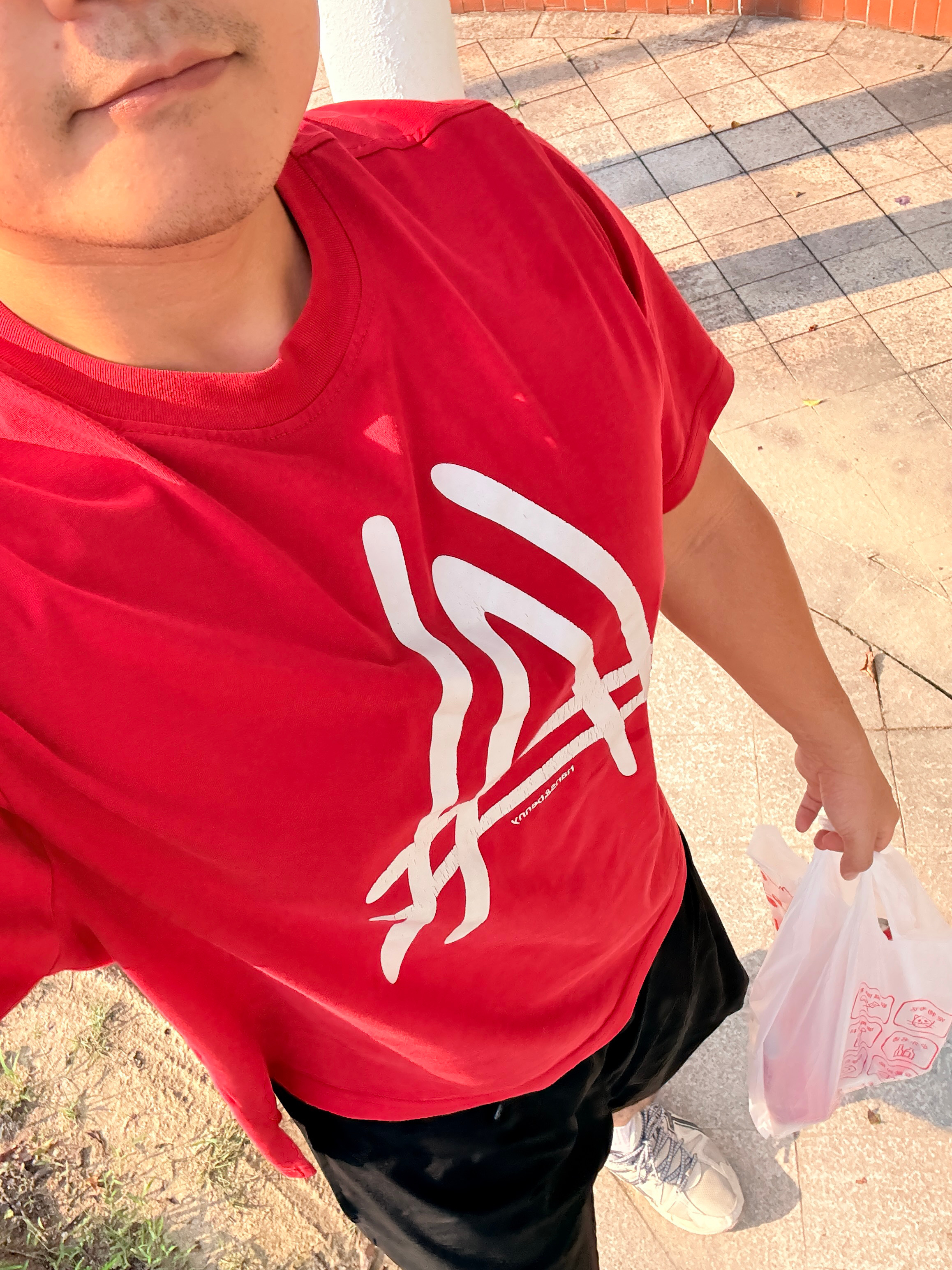下班下班，带着快乐肥仔水下班了！今天餐厅师傅说我胖了一点！我说：“你煮的饭菜太好