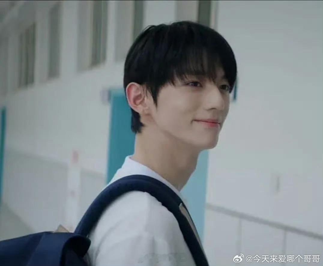 天才女友不是。赖伟明剧外挺帅的我，为啥剧里老是这个样子？？？？？ 