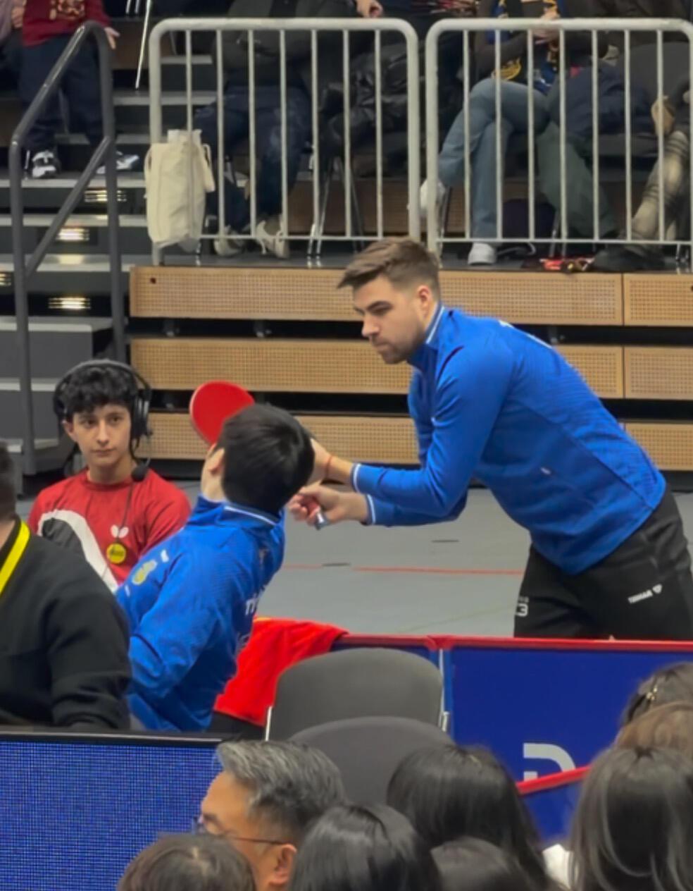 科达真的是小迷弟，每次给东哥拿球拍，就好坚定，小弗很有爱，现在科达也变成了有爱的