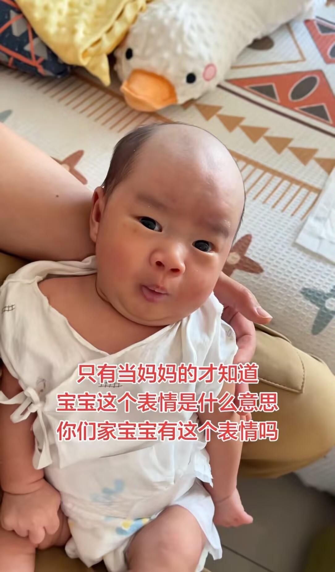 有没有宝妈看得懂宝宝这个表情！
一脸严肃，小嘴巴抿着，眼神若有所思。
过来人都明