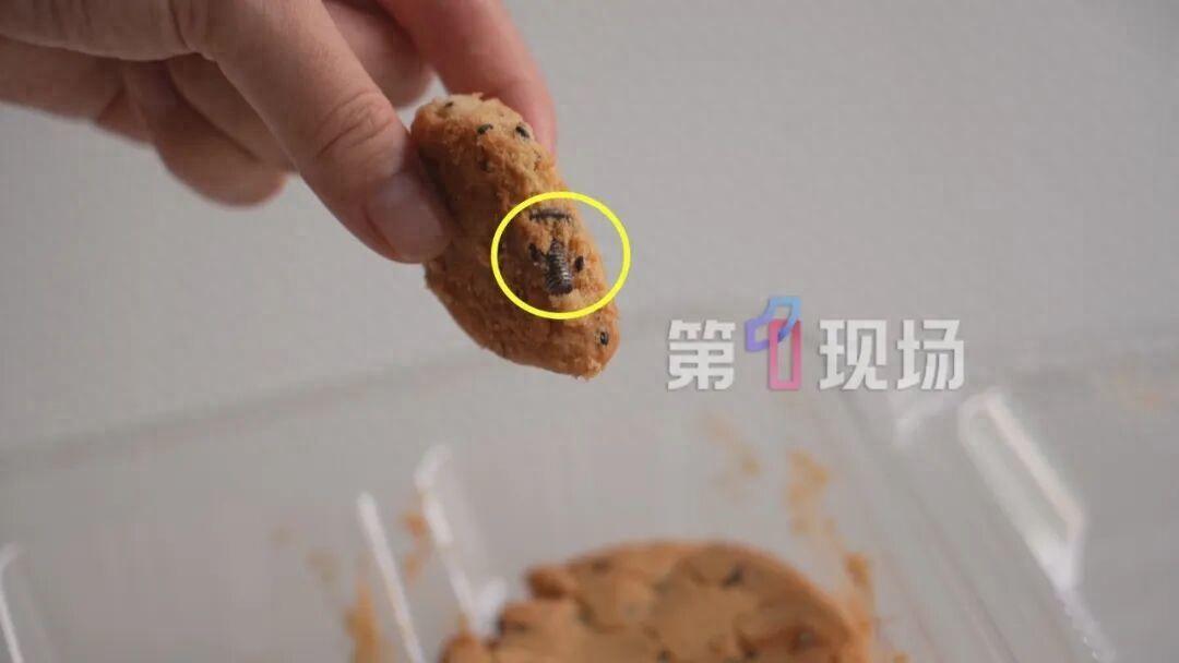 6月20日，第一现场接到市民苏女士的投诉，她说从一家知名的烘焙品牌门店购买了一盒