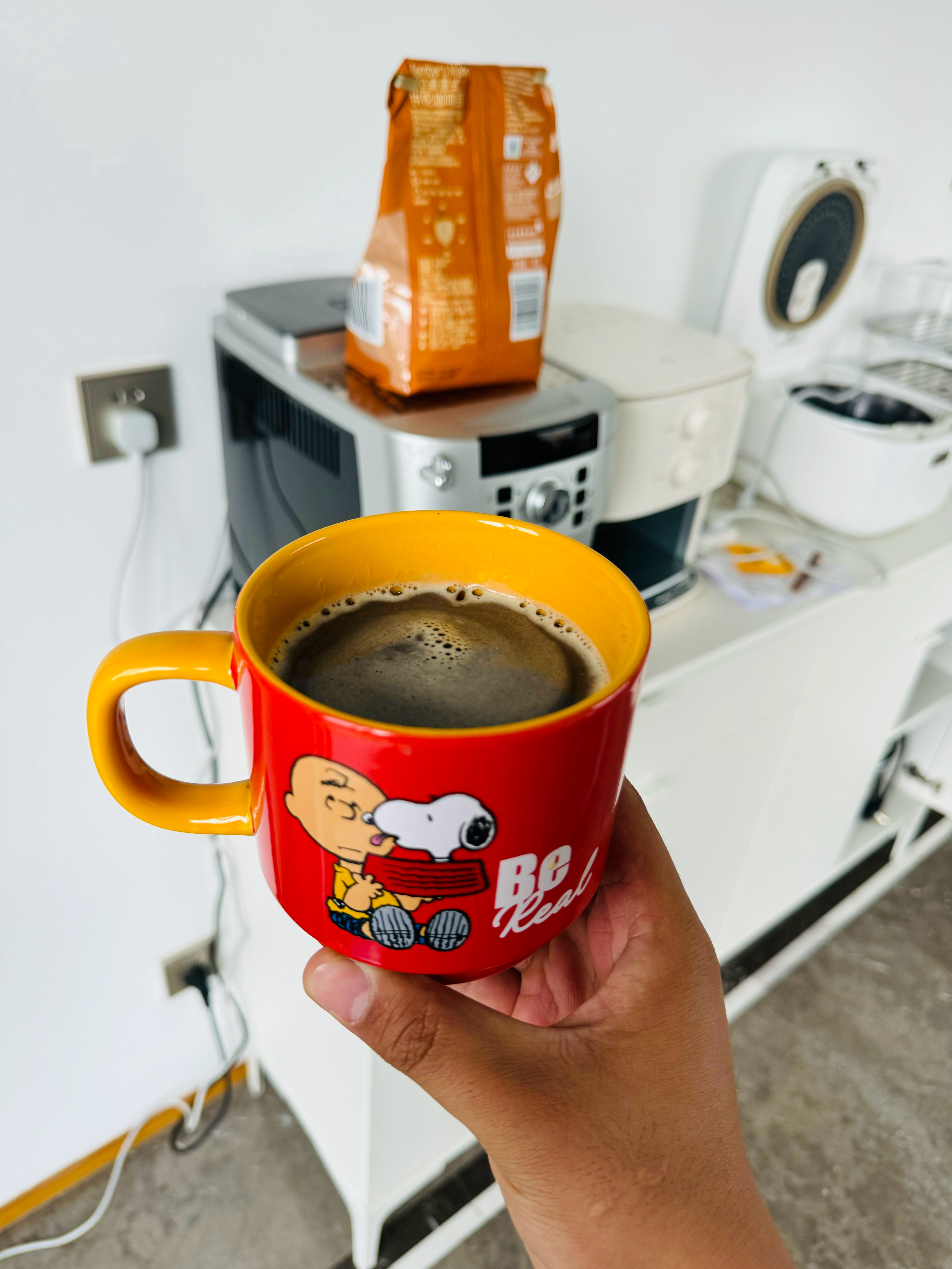 早啊 昨天加班太累了 今儿起的晚一点 来杯冰美式，爬完楼梯 吃一口嫂子做的营养早