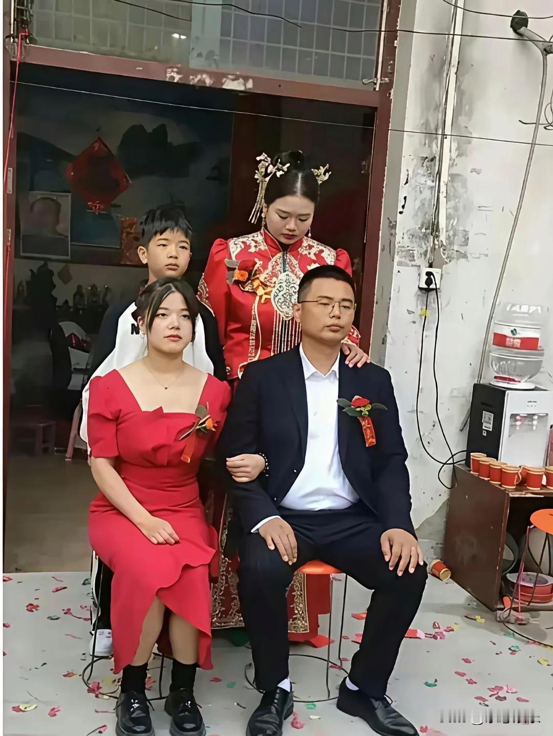 照片上到底谁是新娘，我是搞不明白，