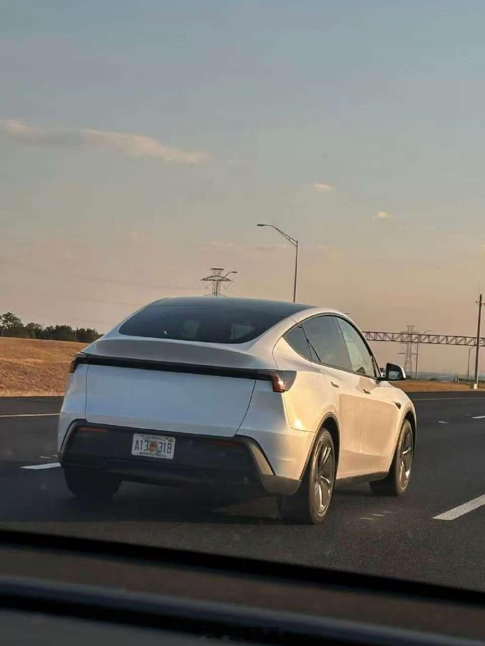 网传廉价版 Model Y 照片来了这是看外观都能看到哪里减配了？前贯穿灯的中间