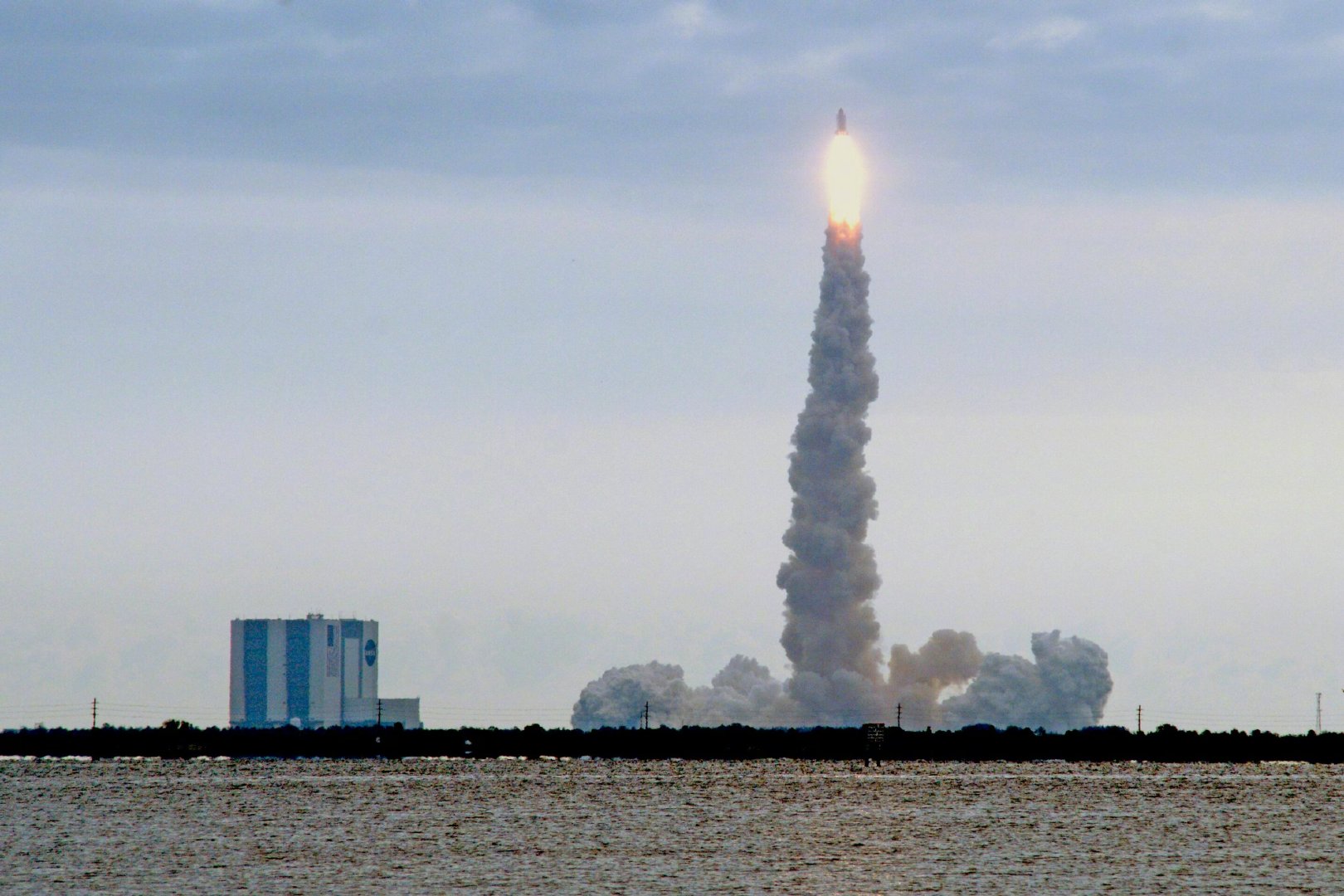 阿尔忒弥斯2号绕月飞行期间，特朗普在社交平台上发了一条满是脏话的帖子，威胁伊朗：
