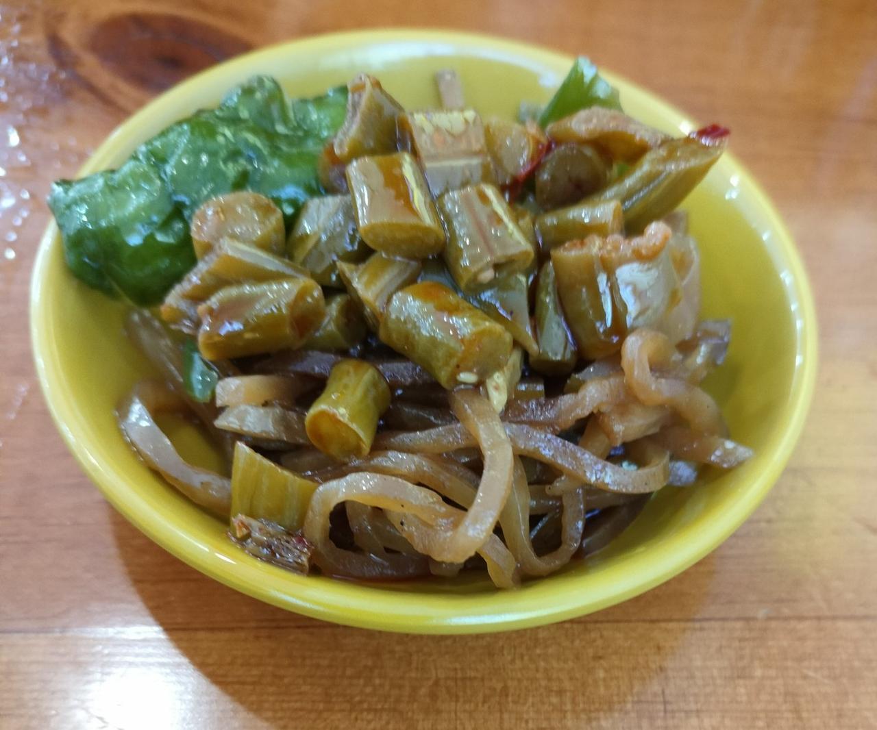 晒出你的本地生活燕郊当地的小吃店，这样的小咸菜，3块钱一盘，我觉得真是有点贵，你