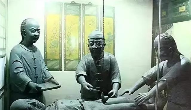 古代太监净身方式可大有讲究。先秦讲究“去势”，只割睾丸，阴茎还在，雄性激素还有点