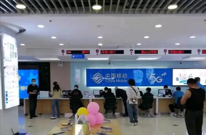 中国移动把用户移动数据关停八天，称是为了预防电信诈骗。

38岁的李先生是户外运