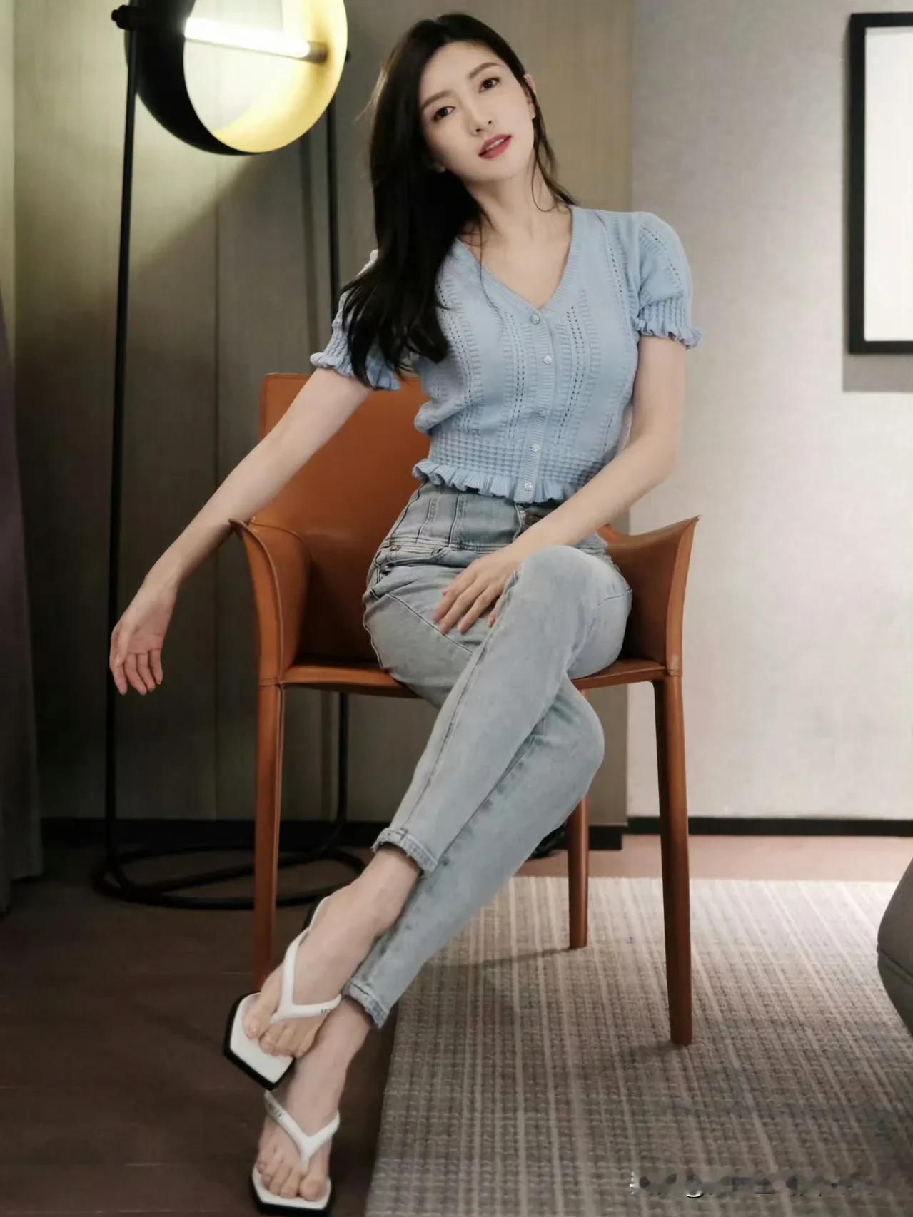 江疏影牛仔裤人字拖