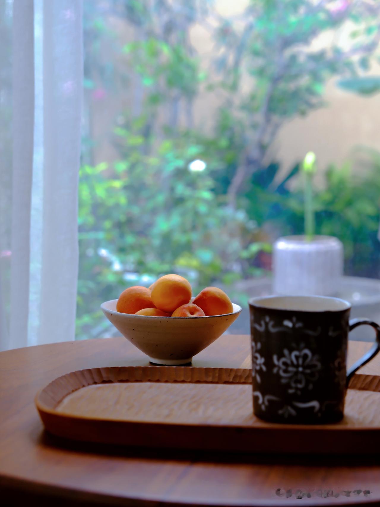 白居易有诗，《赠梦得》
前日君家饮，昨日王家宴。 
今日过我庐，三日三会面。
当