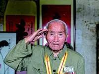抗战时一天黄昏，日军勒令卢庆贻等上山搜集可用的生活物资。日军士兵身挎一支步枪、手