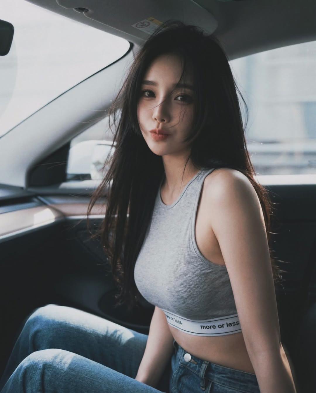 车窗外风景如画，车内的她笑靥如花。女孩子怎么穿搭既时尚又好看?