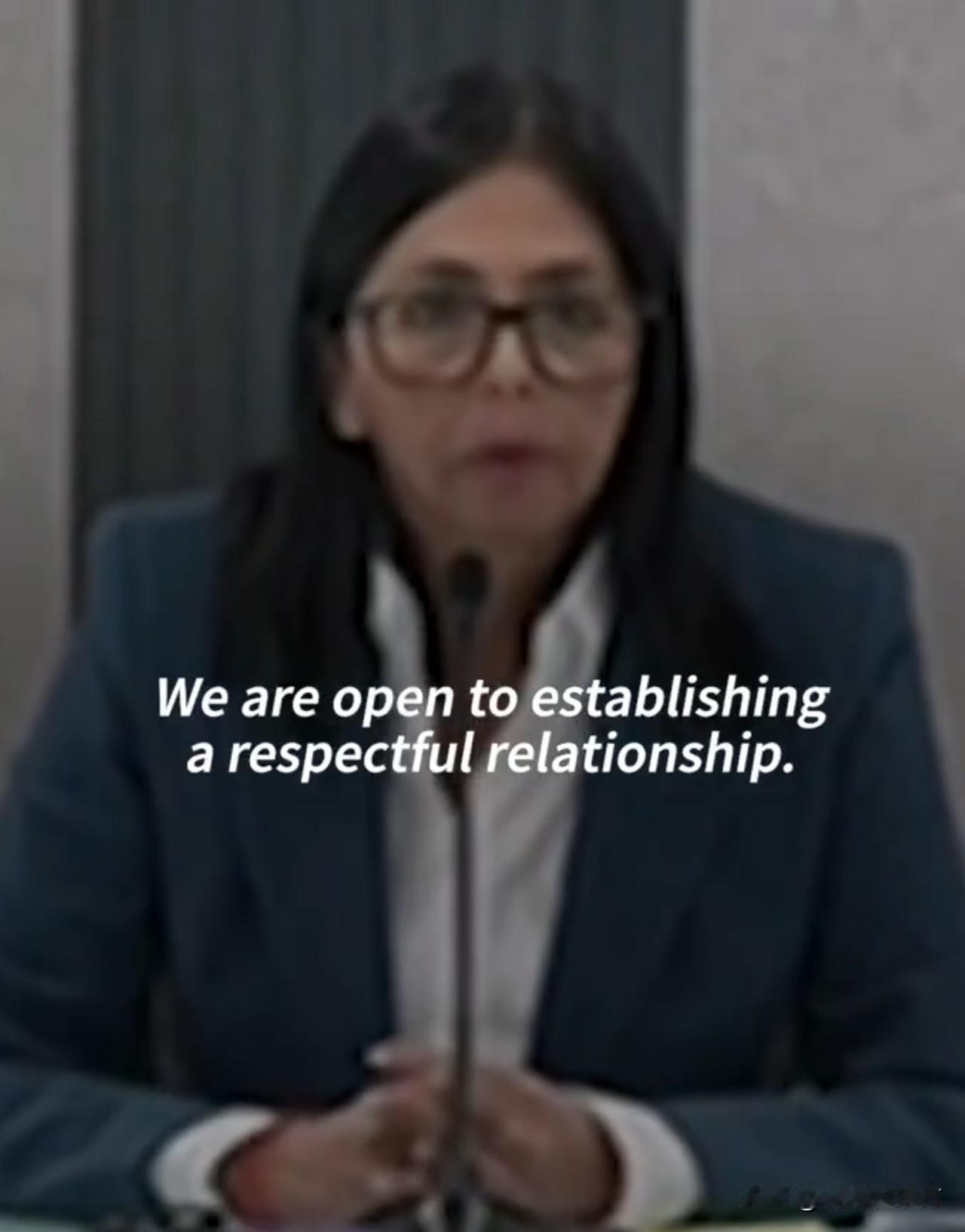 法新社5日报道：委内瑞拉代总统表示愿意与美国合作。在总统尼古拉斯·马杜罗及其妻子