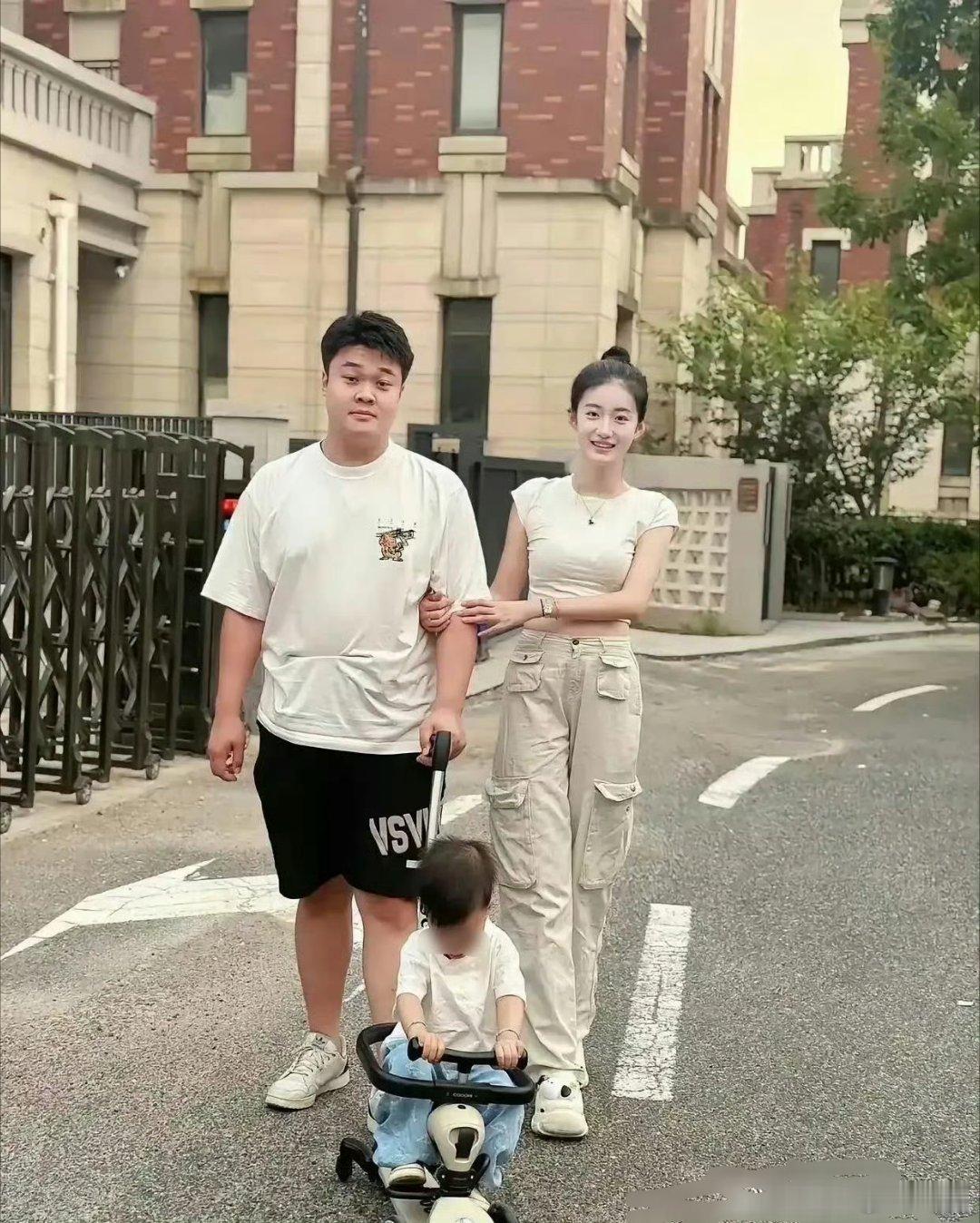 小伙子这是娶了个女明星啊？这颜值不是一般的高。 