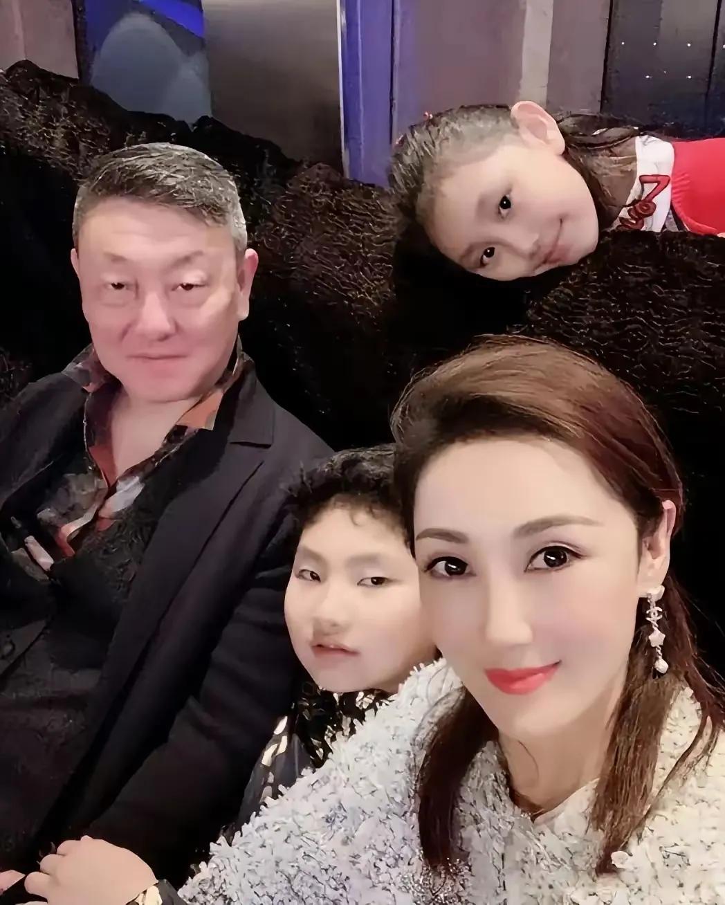看这张照片，著名歌手韩磊与娇妻王燕，还有一双儿女，一家四口挺美满幸福的…