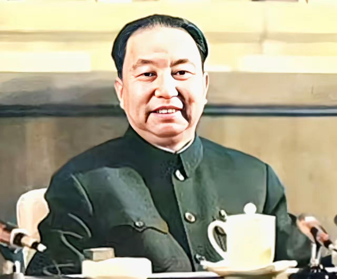 珍贵历史影像：华国锋主席出席党的重要会议彩照
 
这张历经岁月沉淀的彩色老照片，