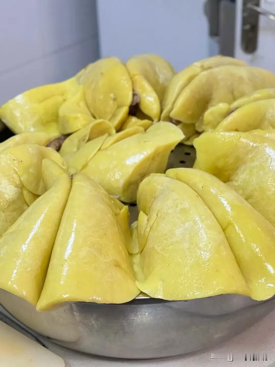 来新疆的100个理由
🔥新疆硬核美食の隐藏王者——面肺子！
羊肺里塞满小麦面浆