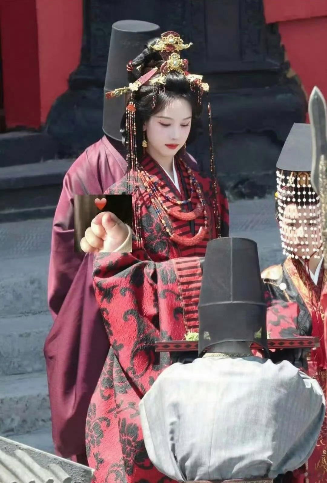 陈都灵这三张路透好美，还不只是脸的美，而是年轻却握有大权充满野心俯视众生的美，旁