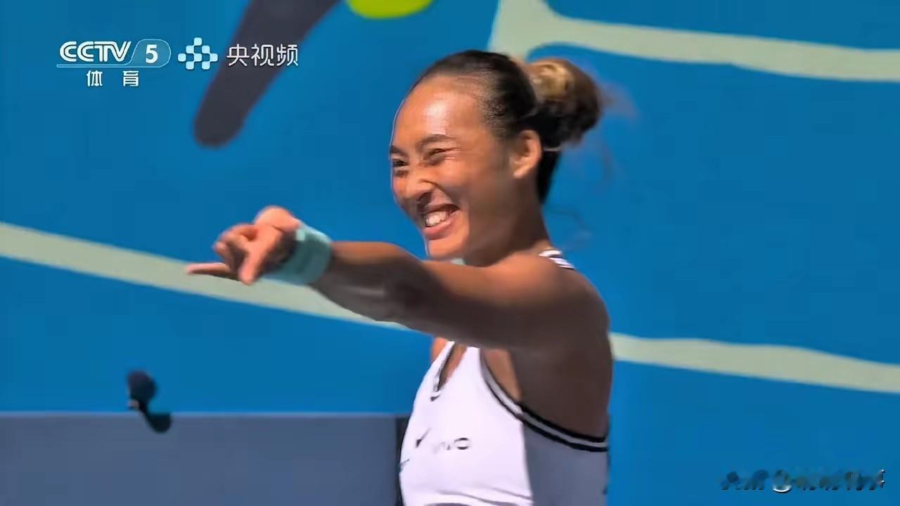 郑钦文又赢斯瓦泰克了。

不是靠吼，也不是靠运气。是她现在敢在关键分上发内角，敢